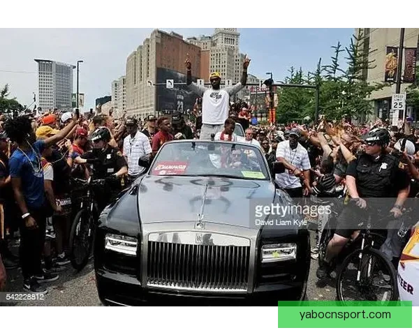 詹姆斯偶遇鳄鱼惊魂一刻晒30万豪车收藏十余台顶级座驾